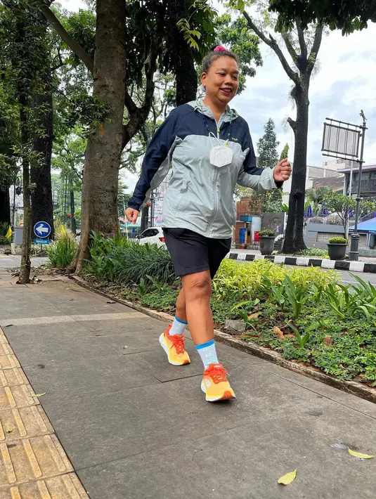 Tika Panggabean memang sudah lama dikenal punya tubuh yang berisi. Kendati demikian, Tika selalu tampil fit dan energik saat melakukan olahraga. Mulai dari jogging, senam aerobik, hingga yoga di halaman rumah ia rutin melakukannya. (Liputan6.com/IG/@botikapanggabean).