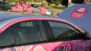 Pengemudi taksi pink berjalan menuju kendaraan mereka di Kairo, Mesir, Selasa (8/9). Pelecehan seksual terhadap kaum perempuan yang kerap terjadi di dalam angkutan umum menjadi alasan khusus berdirinya Pink Taxi. (REUTERS/Amr Abdallah Dalsh)