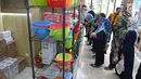 Pengunjung melihat-lihat produk yang dipajang dalam Pameran Industri Plastik dan Karet 2019 di Plaza Pameran Kementerian Perindustrian (Kemenperin), Jakarta, Selasa (9/7/2019). Pameran ini berlangsung pada 9-12 Juli 2019 dengan diikuti 38 pelaku usaha. (Liputan6.com/Angga Yuniar)
