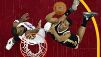 Guard Toronto Raptors, Kyle Lowry (kanan), mencoba mencetak poin saat menghadapi Cleveland Cavaliers pada Gim 2 semifinal Wilayah Timur di Cleveland, 3 Mei 2017. (AP Photo/Tony Dejak)