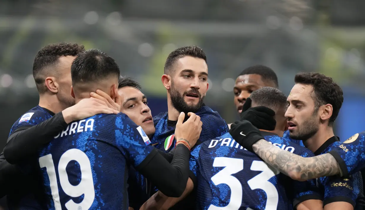 Gelandang  Inter Milan, Roberto Gagliardini (tengah) berselebrasi dengan rekan setimnya usai mencetak gol ke gawang Spezia pada pertandingan lanjutan Liga Serie A Italia di Stadion San Siro, di Milan, Italia, Kamis (2/12/2021). Inter Milan kini berada di posisi ketiga klasemen dengan 34 poin. (AP Ph