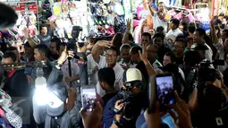 Cawagub DKI Jakarta, Sandiaga Uno berpose dengan tiga jari saat menyambangi ITC Mangga Dua, Jakarta Utara, Kamis (3/11). Di ITC tersebut, Sandiaga berkeliling untuk menyapa dan berdialog dengan pedagang serta pengunjung. (Liputan6.com/Gempur M Surya)
