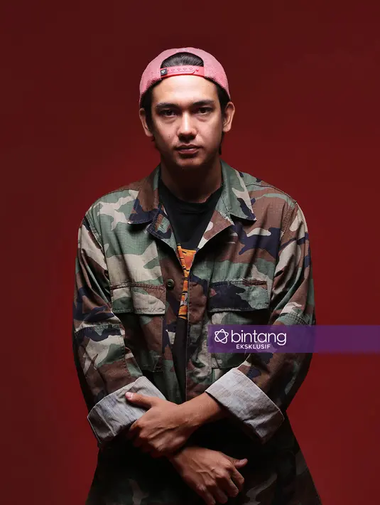 "Sekolah gue tawuran mulu gitu-gitu lah. Masa SMA itu mungkin waktu bukan jadi orang pintar, tapi orang yang cerdas. Jadi gimana kita melewati saat-saat dimana kita gak ngerjain tugas, tapi bisa ngumpulin tugas" lanjutnya. (Adrian Putra/Bintang.com)