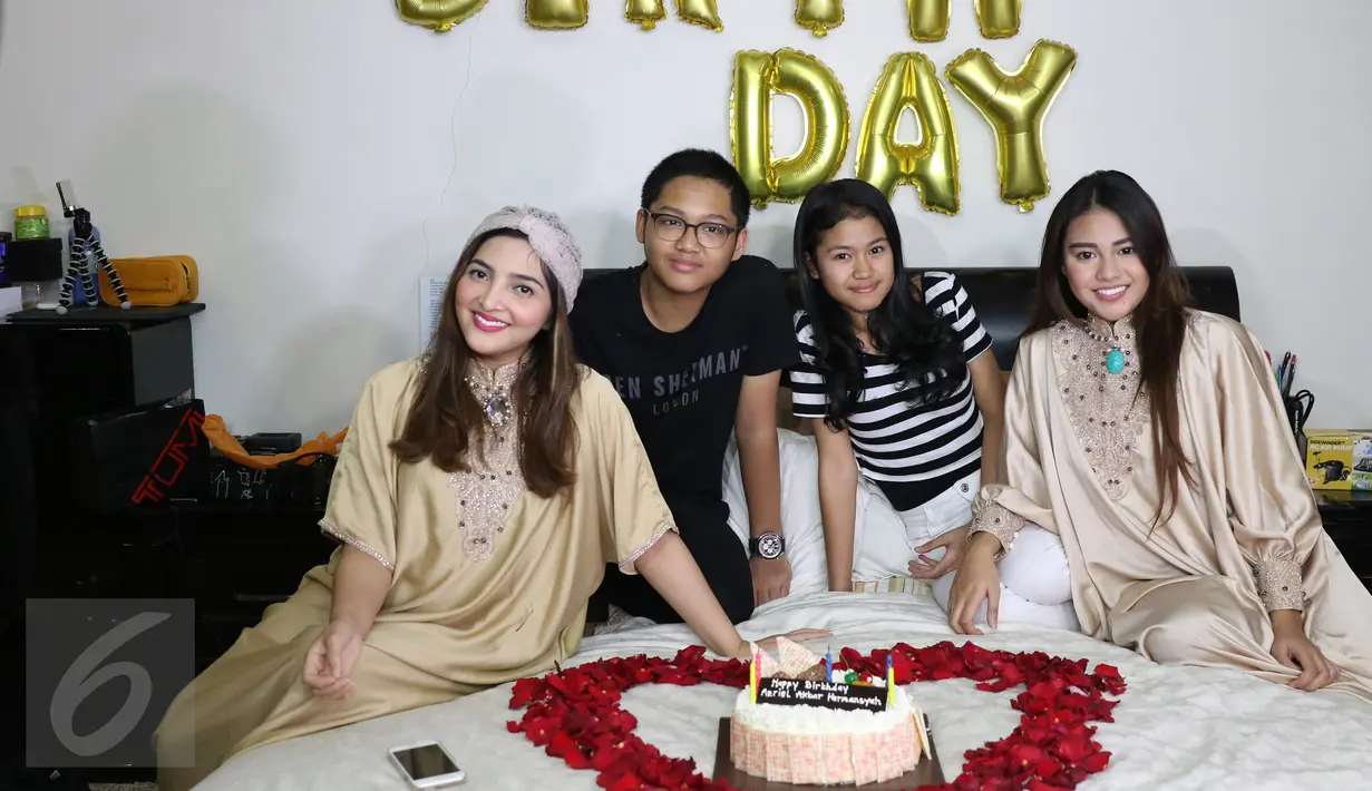 Ashanty, Azriel Akbar Hermansyah dan pacarnya, Nia, serta Aurel Hermansyah berfoto bersama saat perayaan ulang tahun Azriel di kawasan Cinere, Depok, Senin (27/6). Azriel baru saja merayakan ulang tahun yang ke-16. (Liputan6.com/Herman Zakharia)