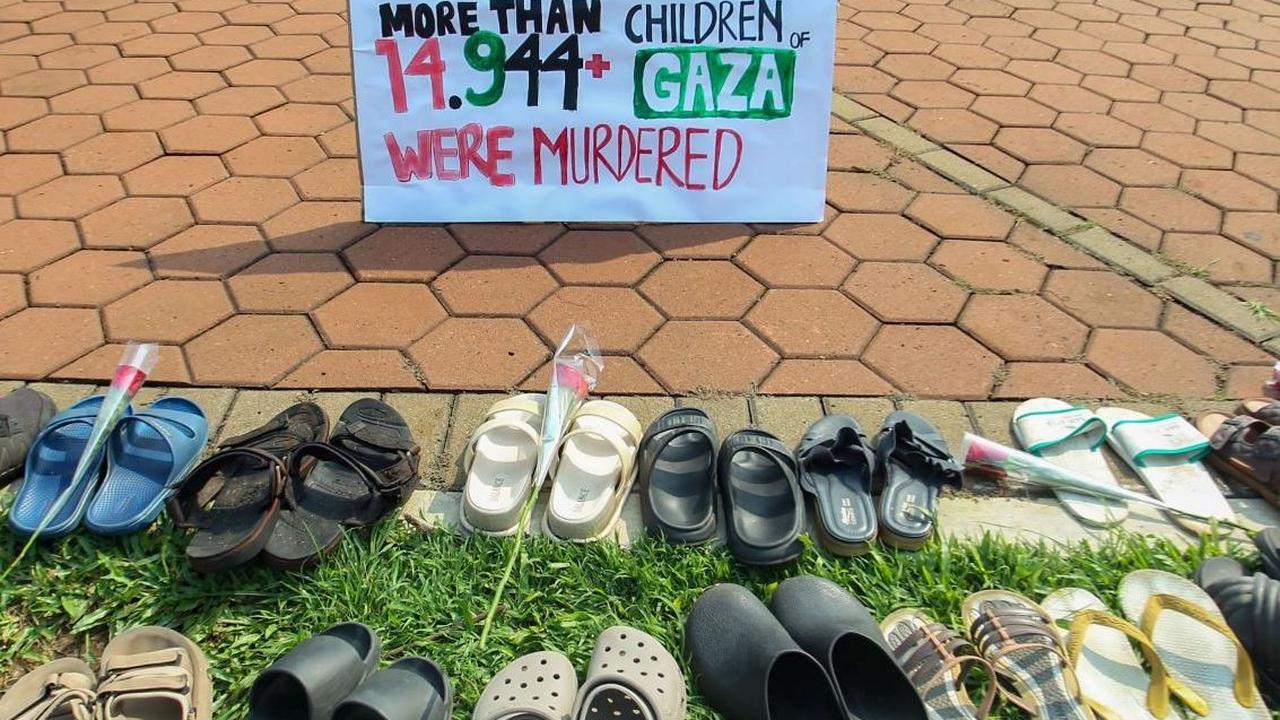 Sebuah poster memperlihatkan jumlah korban anak-anak yang tewas, hampir di angka 15.000 jiwa saat aksi menentang agresi Israel ke Palestina di Kampus IPB Darmaga, Bogor, Kamis (09/05/2024). Foto: merdeka.com / Arie Basuki