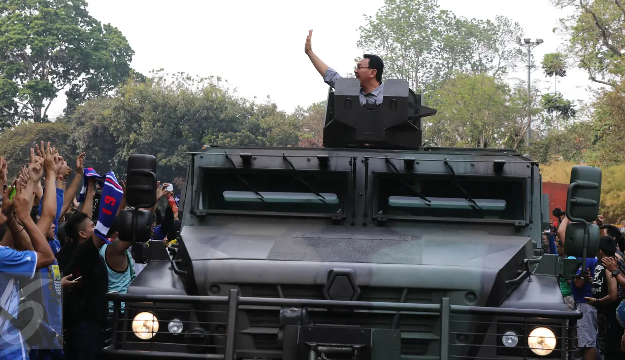 Gubernur DKI Jakarta, Basuki Tjahaja Purnama menaiki mobil militer saat meninjau SUGBK, Jakarta, Minggu (18/10/2015). Kedatangan Ahok untuk memastikan keamanan jelang laga Persib vs Sriwijaya FC di Final Piala Presiden 2015 (Liputan6.com/Herman Zakharia)