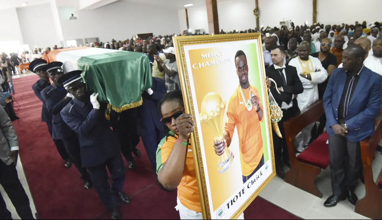 Cheick Tiote merupakan salah satu pesepak bola muslim yang taat. Tiote sendiri meninggal pada bulan Juni 2017 atau saat bulan Ramadan. (Foto: AFP/Sia Kambou)