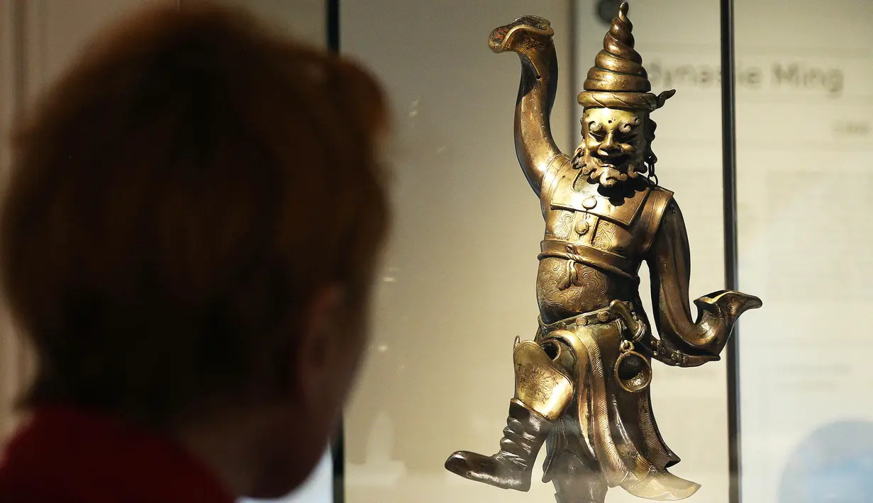 Pengunjung melihat patung saat mengunjungi Museum Cernuschi dalam acara tinjauan media di Paris, Prancis, pada 2 Maret 2020. Setelah perbaikan dan pemugaran selama sembilan bulan, museum kesenian Asia tersebut akan dibuka kembali untuk umum mulai 4 Maret 2020. (Xinhua/Gao Jing)
