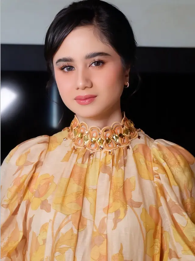Makeup Tissa Biani di Pernikahan Bali El Rumi dan Syifa Hadju. [@makeupbycokmirah]