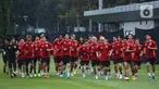 Pemain tim nasional Jepang saat mengikuti sesi latihan di Lapangan A, Kompleks Gelora Bung Karno (GBK), Senayan, Jakarta, Rabu (13/11/2024). (Liputan6.com/Angga Yuniar)