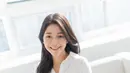 Ia lebih sering mengenakan kemeja yang juga populer di kalangan warga Korea. Terlebih saat musim panas, kemeja jadi pilihan pas dan nyaman untuk beraktivitas. (Liputan6.com/IG/@amelia_tantono).