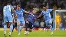 Pemain RB Leipzig Emil Forsberg (tengah) berebut bola dengan pemain Manchester City Kevin De Bruyne dan Riyad Mahrez (kanan) pada pertandingan Grup A Liga Champions di Stadion Etihad, Manchester, Inggris, Rabu (15/9/2021). Manchester City menang 6-3. (Martin Rickett/PA via AP)