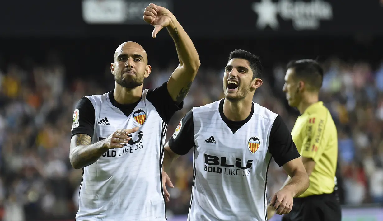 Striker Valencia, Simone Zaza, melakukan selebrasi usai mencetak gol ke gawang Sevilla pada laga La Liga Spanyol di Stadion Mestalla, Sabtu (21/10/2017). Valencia menang 4-0 atas Sevilla. (AFP/Jose Jordan)