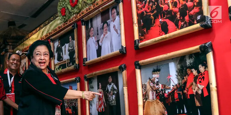 Megawati Soekarnoputri Sambangi Pameran 25 Karya Terbaik Pewarta Foto