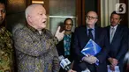Dubes Australia untuk Indonesia, Gary Quinlan memberi keterangan usai pertemuan dengan Menko Polhukam Mahfud MD di Kemenko Polhukam, Jakarta, Selasa (29/10/2019). Pertemuan berlangsung tertutup serta membahas isu-isu terkini di bidang Politik, Hukum, dan Keamanan. (Liputan6.com/Faizal Fanani)