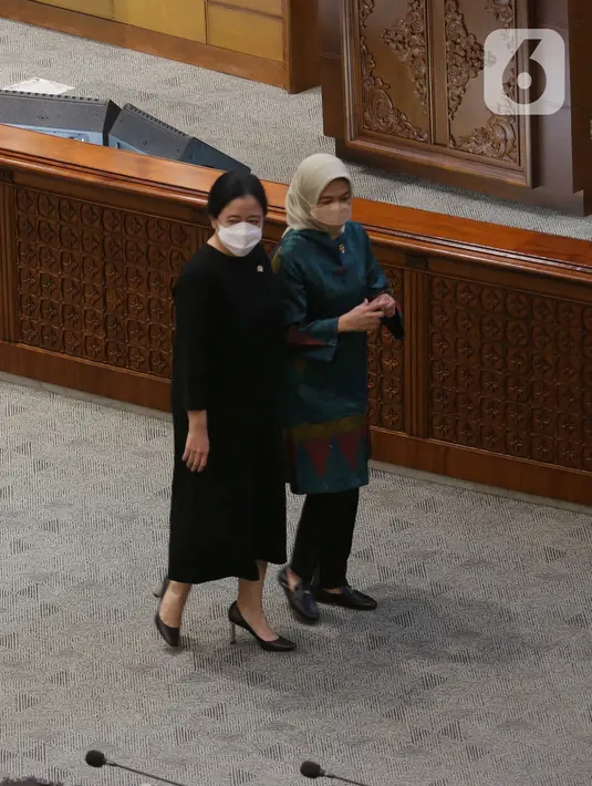 Ketua Badan Pemeriksa Keuangan (BPK) Isma Yatun berjalan bersama Ketua DPR RI Puan Maharani disela Rapat Paripurna ke-23 Masa Persidangan V Tahun Sidang 2021-2022 di Kompleks Parlemen, Senayan, Jakarta, Selasa (24/5/2022). Rapat Paripurna tersebut tentang Penyampaian Ikhtisar Hasil Pemeriksaan Semester (IHPS) II Tahun 2021 serta Penyerahan Laporan Hasil Pemeriksaan (LHP) Semester II Tahun 2021. (Liputan6.com/Angga Yuniar)
