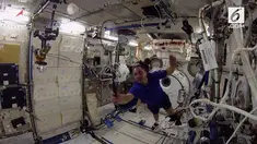 Di tengah kesibukan melakukan penelitian, Para Astronaut bermain badminton dalam keadaan nol gravitasi di Stasiun Luar Angkasa Internasional (ISS).
