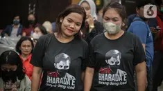 Pendukung Richard Eliezer berpose sebelum dimulainya sidang pembacaan nota pembelaan atau pledoi di Pengadilan Negeri Jakarta Selatan, Rabu (25/1/2023). Mereka yang mengatasnamakan 'Eliezer's Angles' ingin memberikan dukungan ke mantan ajudan Ferdy Sambo jelang pembacaan nota pembelaan atau pledoi.  (Liputan6.com/Faizal Fanani)