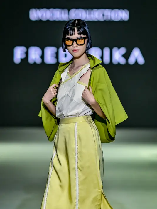 Frederika merilis koleksi bertajuk 'METAMORFOSA,' yaitu koleksi lyocell eksklusif yang menyoroti kelembutan dan dirancang sesuai iklim tropis Indonesia untuk pakaian sehari-hari yang dinamis. [Foto: Document/JFW]