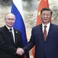 Presiden Rusia Vladimir Putin dan Presiden China Xi Jinping saat keduanya bertemu di Beijing pada Kamis (17/5/2024). (Dok. Sergei Guneyev, Sputnik, Kremlin Pool Photo via AP)