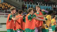 Ekspresi dan selebrasi para pemain Timnas Australia U-16 seusai menjebol gawang Timnas Indonesia U-16 pada semifinial Piala AFF U-14 2024 di Stadion Manahan, Solo, Senin (1/7/2024) malam WIB. (Bola.com/Radifa Arsa)