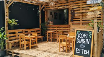 7 Inspirasi Teras Rumah Kayu Cocok untuk Warung Minuman Dingin Kekinian, Ruang Usaha Estetik