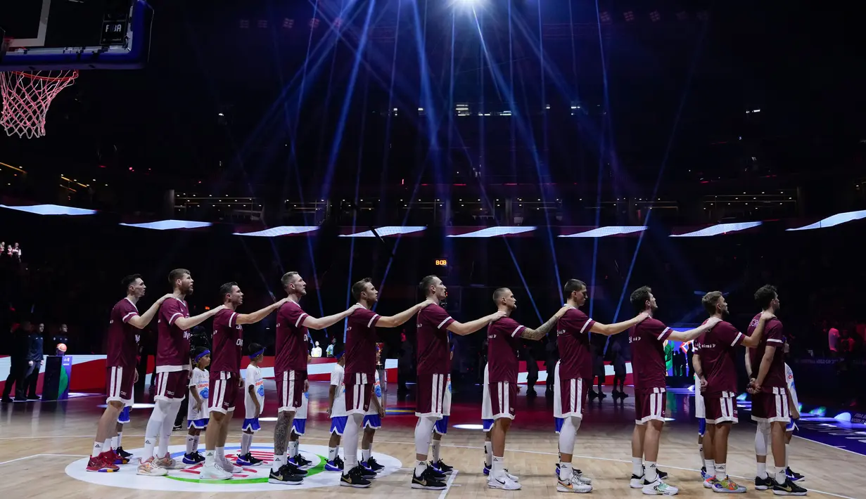 Pemain timnas basket Latvia menyanyikan lagu kebangsaan mereka menjelang pertandingan perempat final Piala Dunia Bola Basket melawan Jerman di Manila, Filipina, Rabu, 6 September 2023. (AP Photo/Michael Conroy)