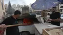 Penjual roti Palestina Mohammed Abu Saud menyiapkan roti di Kota Nablus, Tepi Barat, (3/5/2020). Abu Saud menjual roti keliling untuk membantu warga mendapatkan roti ketika mereka berada di rumah. (Xinhua/Ayman Nobani)