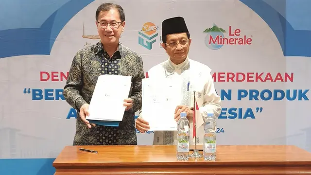Le Minerale Beri Bantuan Umrah Karyawan Masjid Istiqlal dan Beasiswa untuk Anak Marbot Berprestasi