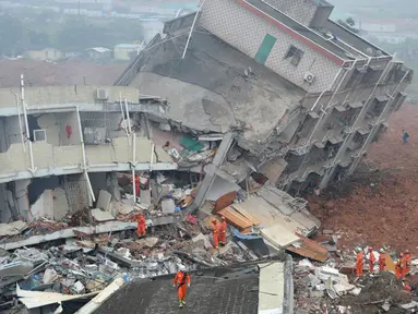 Tim SAR mencari korban yang selamat setelah longsor di Shenzhen, provinsi Guangdong, China selatan, Minggu (20/12). Menurut media setempat, longsor tersebut merobohkan 22 bangunan dan mengakibatkan 59 orang hilang. (CHINA OUT AFP PHOTO)