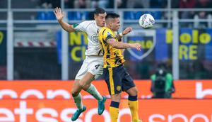 Pemain Venezia, Jay Idzes, duel udara dengan pemain Inter Milan, Lautaro Martines, pada laga lanjutan Liga Italia, di Stadion Giuseppe Meazza, Senin (4/11/2024). (AP Photo/Antonio Calanni)