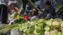 Pada periode yang sama di 2024 lalu, mereka mampu menjual ketupat 1000 ketupat/hari kini hanya bisa menjual 500. (merdeka.com/Arie Basuki)