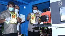 Polisi menunjukkan barang bukti kasus penyelundupan narkoba sebelum dimusnahkan di Jakarta, Senin (18/2). Polda Metro Jaya memusnahkan 127 kg sabu, 92.000 butir ekstasi, serta 325 gram ganja dari tiga kasus berbeda. (Liputan6.com/Immanuel Antonius)