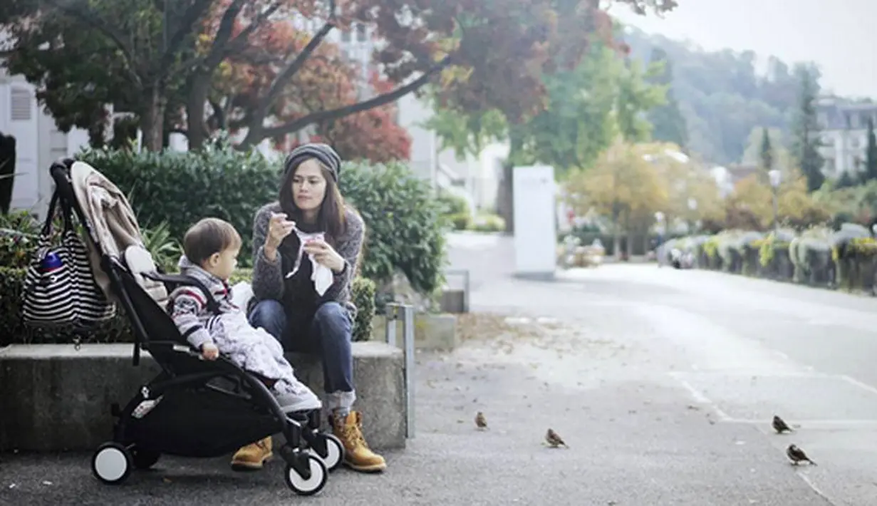 Menurut bintang film Get Married 3 ini, liburan kali ini disebutnya liburan nekad. Sebelum berangkat, ketakutan sempat dirasakan Ringgo pada buah hatinya rewel dan tidak kuat dingin. (Instagram/ringgoagus)