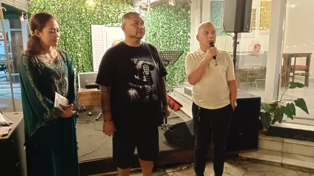 Pengurus LMK Pelari Nusantara bersama Tito Soemarsono