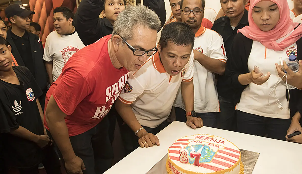 Pendiri Jakmania, Ferry Indra Sjarief meniup lilin merayakan hari jadi Persija di Hotel Royal Regal, Sabtu (28/11/2015). (Bola.com/Vitalis Yogi Trisna)
