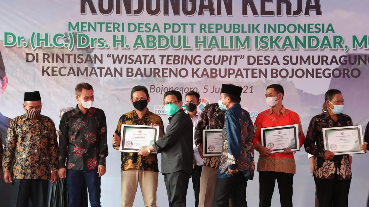 Menteri Halim Iskandar saat meletakan batu pertama pembangunan desa wisata Tebing Gapit, di Desa Sumberagung, Kabupaten Bojonegoro, Sabtu (5/6/2021).