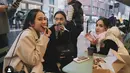 Melihat keseruan Nagita Slavina nongki bareng Azizah Salsha, netizen justru menyebut mereka seperti seumuran. Lantaran Nagita yang berbeda belasan tahun dari Azizah Salsha terlihat awet muda. [Instagram/raffinagita1717]