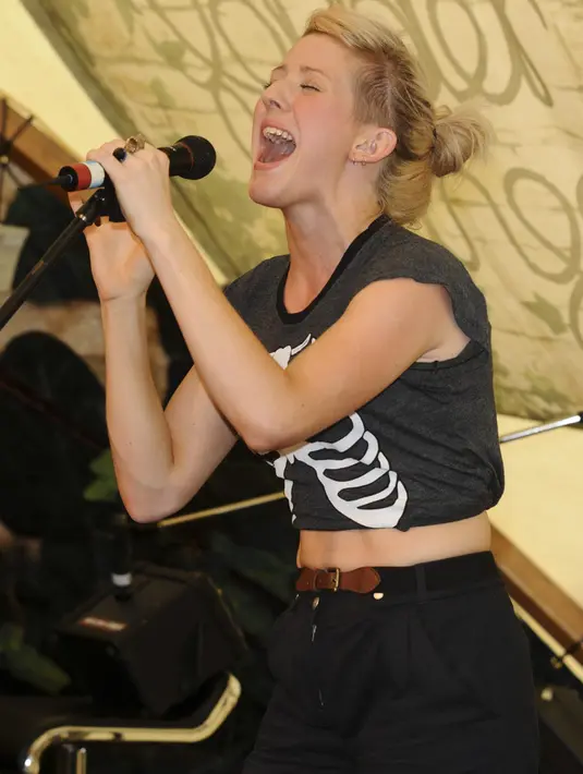 Ellie Golding pun nggak segan tampil nyentrik demi penampilan kecenya. (MCCORMACK/KNOTEK/REX/SHUTTERSTOCK/HollywoodLife)