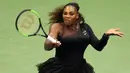 Serena Williams mengembalikan tembakan Karolina Pliskova selama perempat final tunggal putri tenis AS Terbuka di New York, Amerika Serikat, Rabu (4/9). (Alex Pantling/GETTY IMAGES UTARA AMERIKA/AFP)