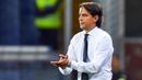 Pelatih Lazio, Simone Inzaghi memberikan semangat kepada anak asuhnya saat melawan Genoa pada lanjutan Serie A Italia di Luigi Ferraris Stadium, Genoa, (17/9/2017).  Lazio menang 3-2. (Simone Arveda/ANSA via AP)