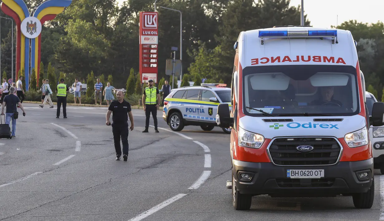 <p>Pasukan polisi khusus menangkap penyerang yang juga terluka. Dia sedang diselidiki untuk "tindakan teroris yang dilakukan dengan membunuh beberapa orang," tambahnya. (AP Photo/Aurel Obreja)</p>