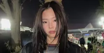 Jennie tampil mengenakan jaket leather hitam dipadukam bawahan denim. [@jennierubyjane]