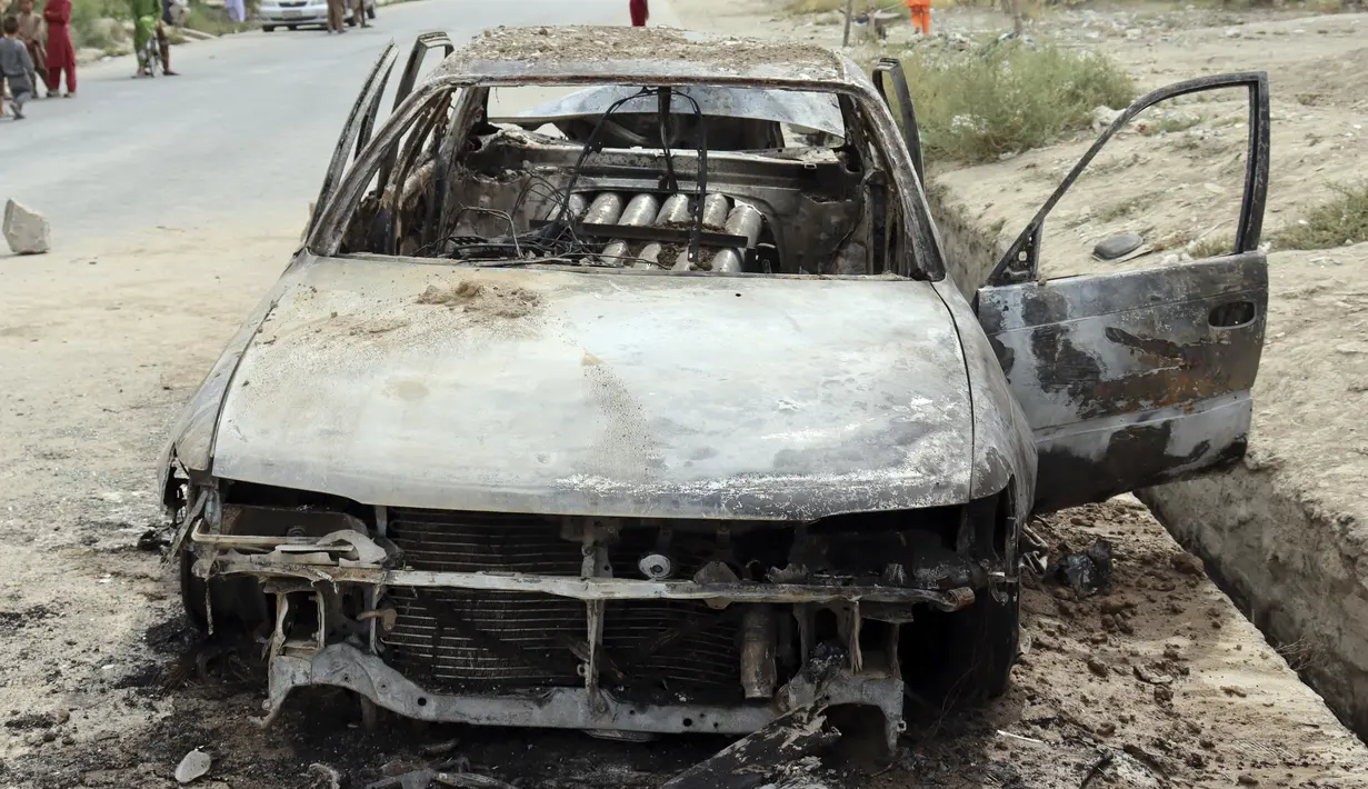 Tabung peluncur roket terlihat di dalam kendaraan yang hancur di Kabul, Afghanistan, Senin (30/8/2021). Tidak diketahui jelas siapa yang meluncurkan roket tersebut. (AP Photo/Khwaja Tawfiq Sediqi)