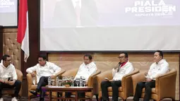 Menpora, Imam Nahrawi (kedua kanan) dalam jumpa pers Turnamen Piala Presiden e-Sports 2019 di Gedung Kementerian Sekretariat Negara, Jakarta, Senin (28/1). Piala Presiden e-Sports resmi digelar Januari sampai Maret 2019. (Liputan6.com/Faizal Fanani)