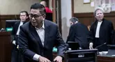 Terdakwa kasus dugaan suap pergantian antar-waktu (PAW) anggota DPR RI Harun Masiku dan perkara perintangan penyidikan, Hasto Kristiyanto usai mengikuti sidang pembacaan tuntutan di Pengadilan Tindak Pidana Korupsi (Tipikor) Jakarta, Kamis (3/7/2025). (Liputan6.com/Herman Zakharia)