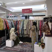 Teknik bordir menjadi ciri khas Miss Miniek, terlihat pada jaket bomber yang dibordir dengan teknik tenun Bali berwarna cerah. Paduan ini menciptakan koleksi statement yang tak hanya modis, tetapi juga sarat nilai budaya. [Dok/KLY/Adrian].