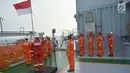 Pegawai Migas Pertamina Hulu Energi mengibarkan bendera pada Hari Ulang Tahun Ke-72 RI di Anjungan Lepas Pantai (Platform) (17/08). Sebanyak 115 pegawai mengikuti upacara bendera di Platform BRAVO dan PAPA. (Liputan6.com via Pertamina Hulu Energi)