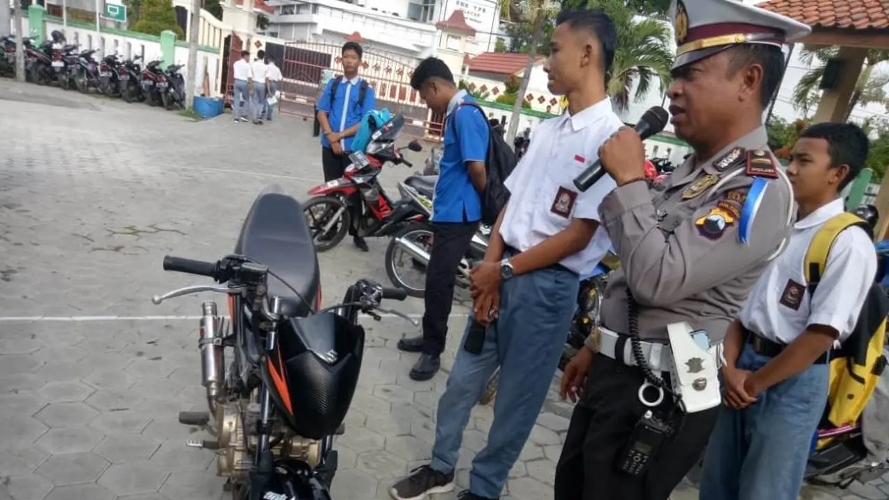 Siswa terjaring Tongsis Kamera dalam Operasi Zebra Candi 2018. (Foto: Liputan6.com/Polres Cilacap/Muhamad Ridlo)