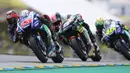 Pembalap Movistar Yamaha, Maverick Vinales memacu motornya selama balapan MotoGP Prancis di Sirkuit Le Mans, (21/5). Vinales naik podium pertama usai mengalahkan rekan satu timnya, Valentino Rossi, yang terjatuh pada lap terakhir. (AP Photo/David Vincent)
